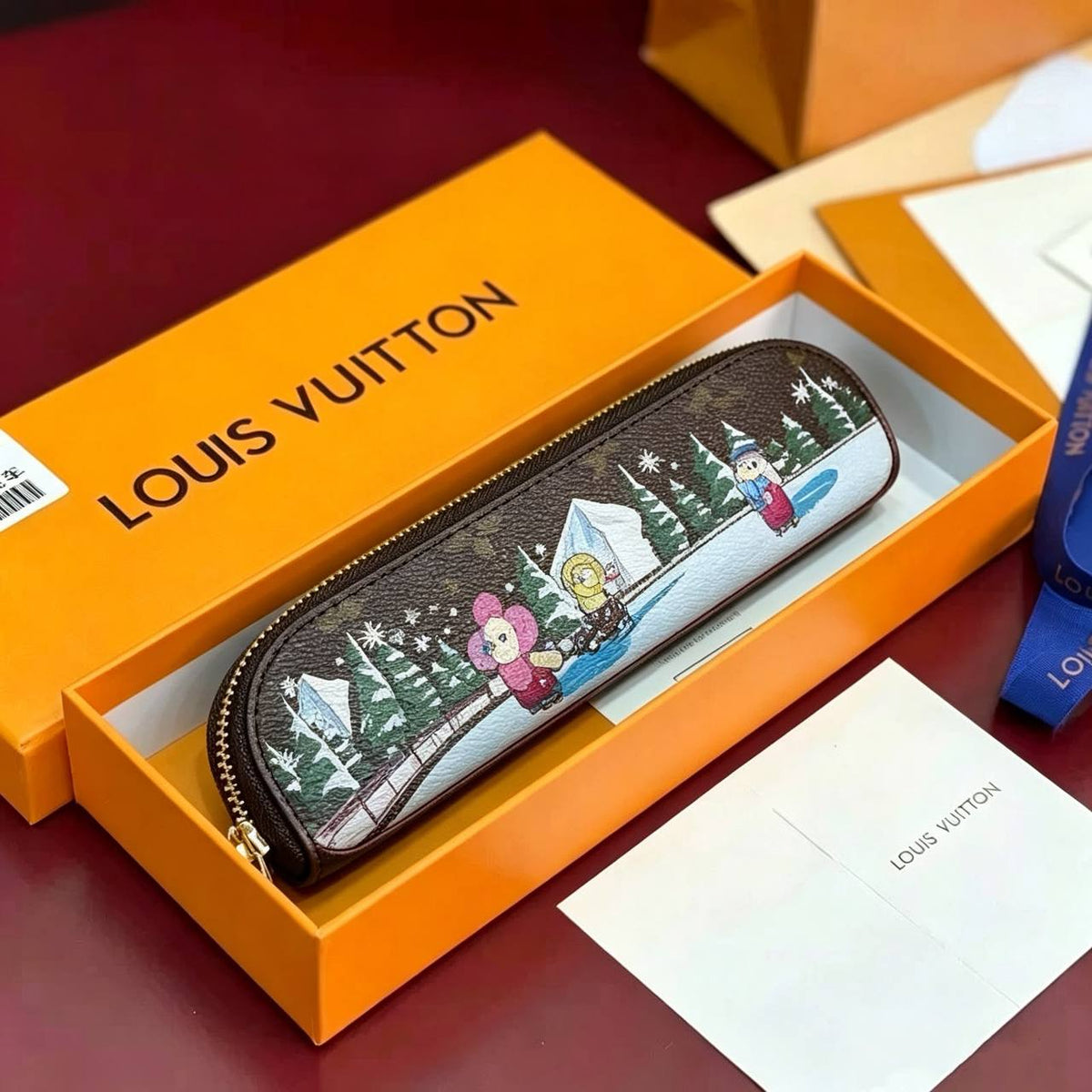 LOUIS VUITTON 

PEN BAG 

NEW CAME 
GOOD QUALITY 
WITH BOX 

55 dhs🇦🇪🇦🇪

Zain295
♥️♥️♥️