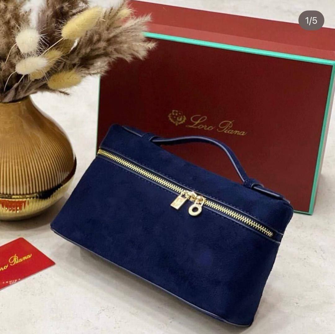 Loro piana

100 dhs🇦🇪

with box
size 19cm

Zain29
♥️♥️♥️