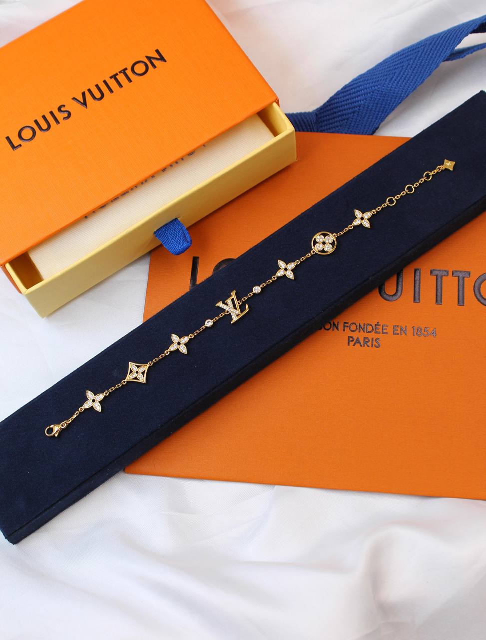 *LOUIS VUITTON*🔅
* *New Collection*  
* The Logo LV®️ with Swarovski Stones Bracelet 
 Gold & Silver
↗️ *Super Master Quality ®️*
For Price 👇 WTSP Text Zain 0568585901

Zain106
♥️♥️♥️