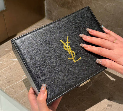 YSL ❤️‍🔥*
Jewelry box 🗃️ 
You can put your all accessories in this box 😳
Master quality 💥
75 dhs✅

Zain216
♥️♥️♥️
