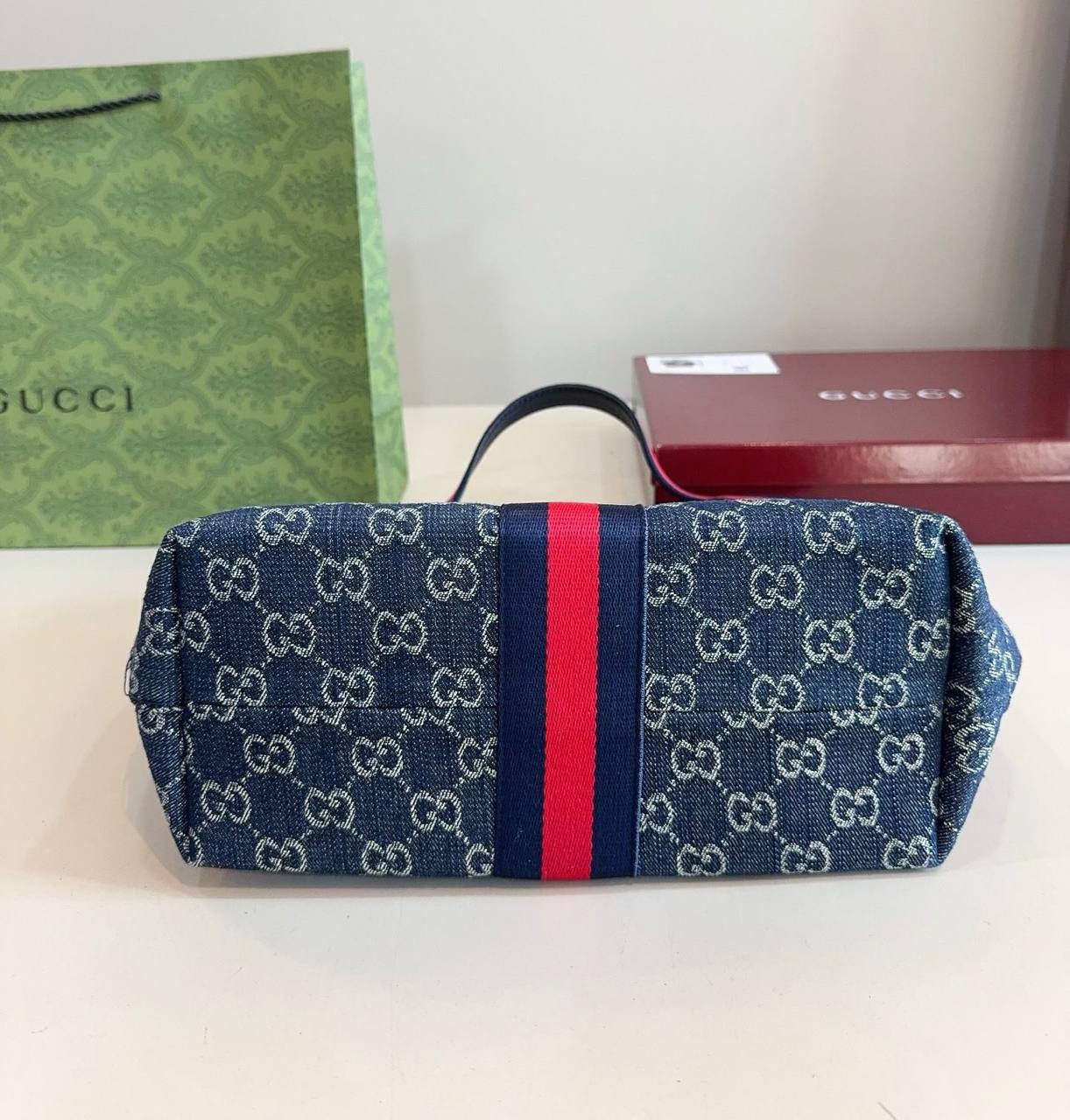 GUCCI 
COPY ONE NEW CAME 
SMALL SIZE 

WITH BOX 
🎁🎁🎁

150 dhs💓

Zain39
♥️♥️♥️