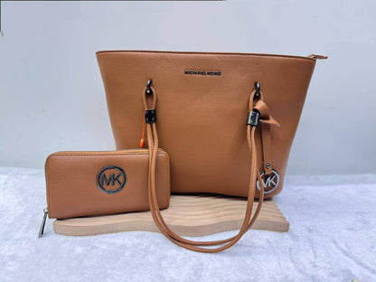 Mk 
with wallet  
size:33×26×13.5cm  
110 dhs💓

Zain114
♥️♥️♥️