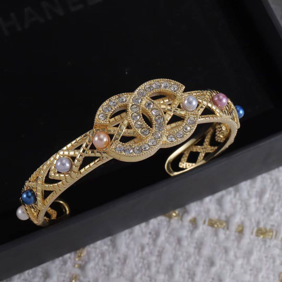 Chanel Bangle* ☘️
Master quality 

*55* AED normal box 📦

Zain48
♥️♥️♥️
