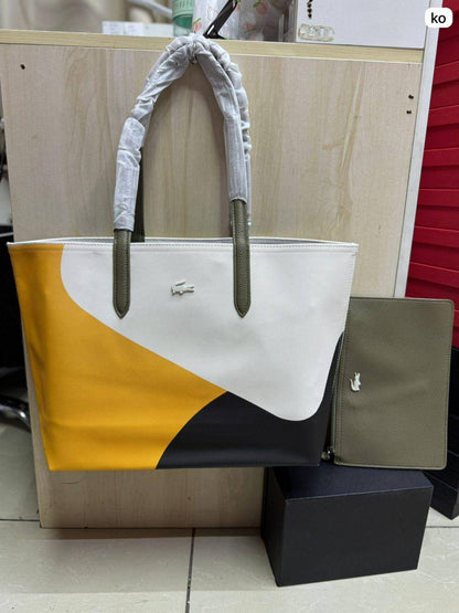 🌟 LACOSTE 🐊 2 in 1
✌🏻Double-sided usable bag
1⃣️First quality 
Size: 47 * 29 cm
85 dhs✅

Zain115
♥️♥️♥️