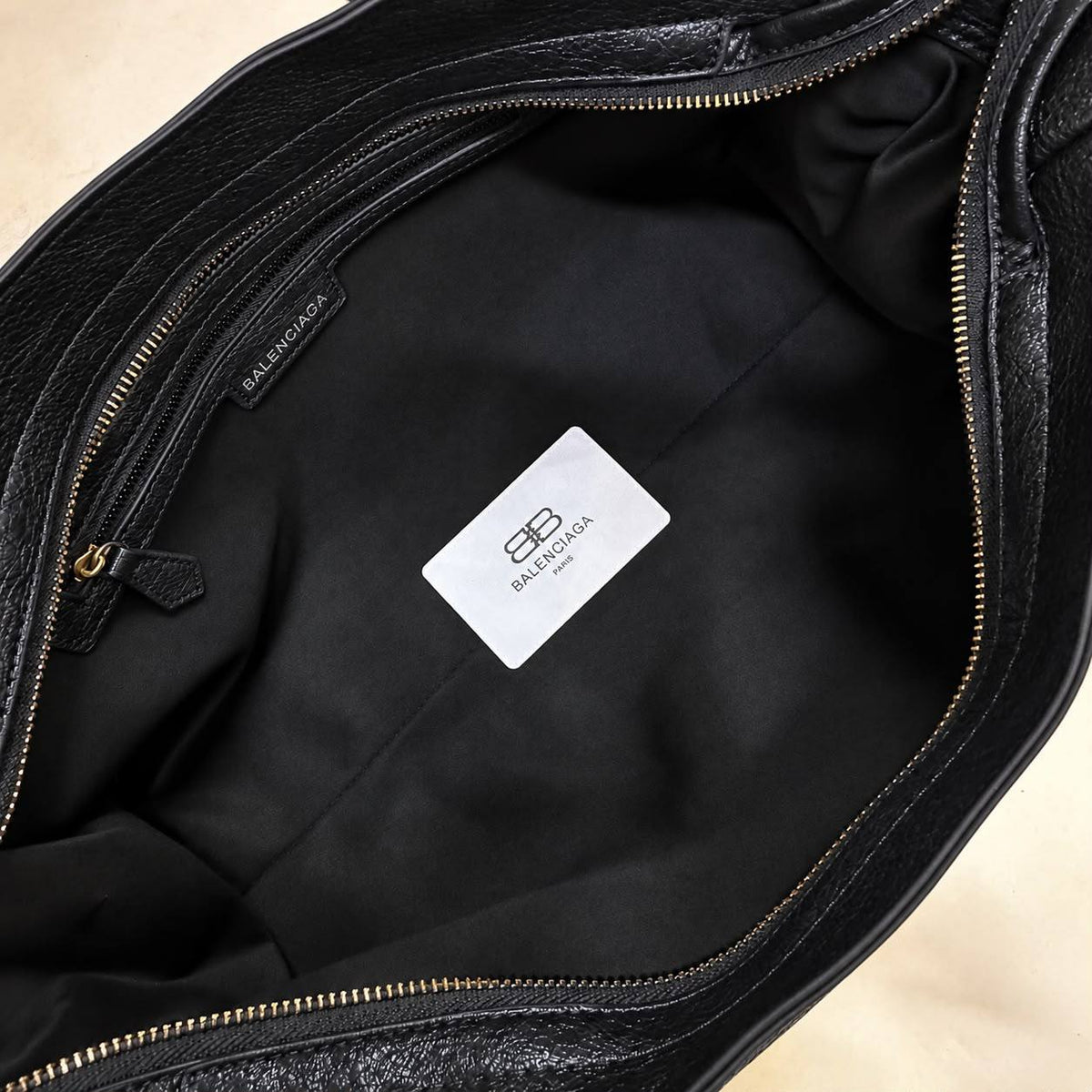 BALENCIAGA 

COPY ONE 

NEW CAME 
175 dhs🇦🇪🇦🇪
Zain295
Zain17
♥️♥️♥️