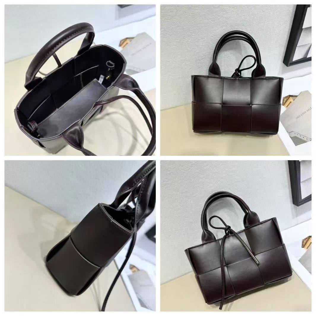 Bottega veneta 

with box 
🎁🎁🎁

90 dhs❤️

Zain177
♥️♥️♥️
