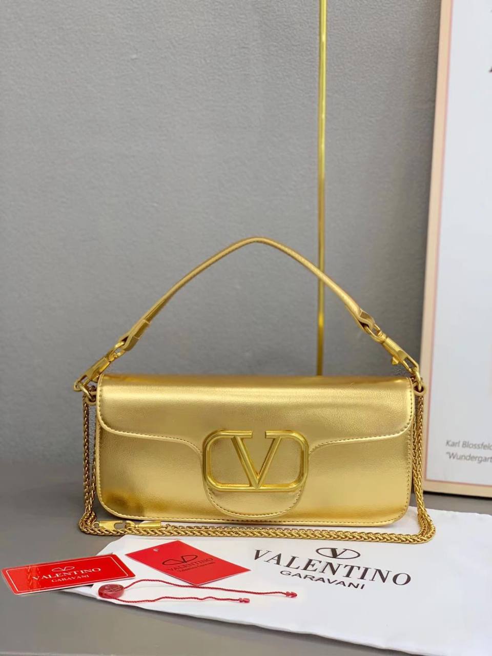 Valentino
 120 dhs🇦🇪🇦🇪 
with box

Zain235
♥️♥️♥️