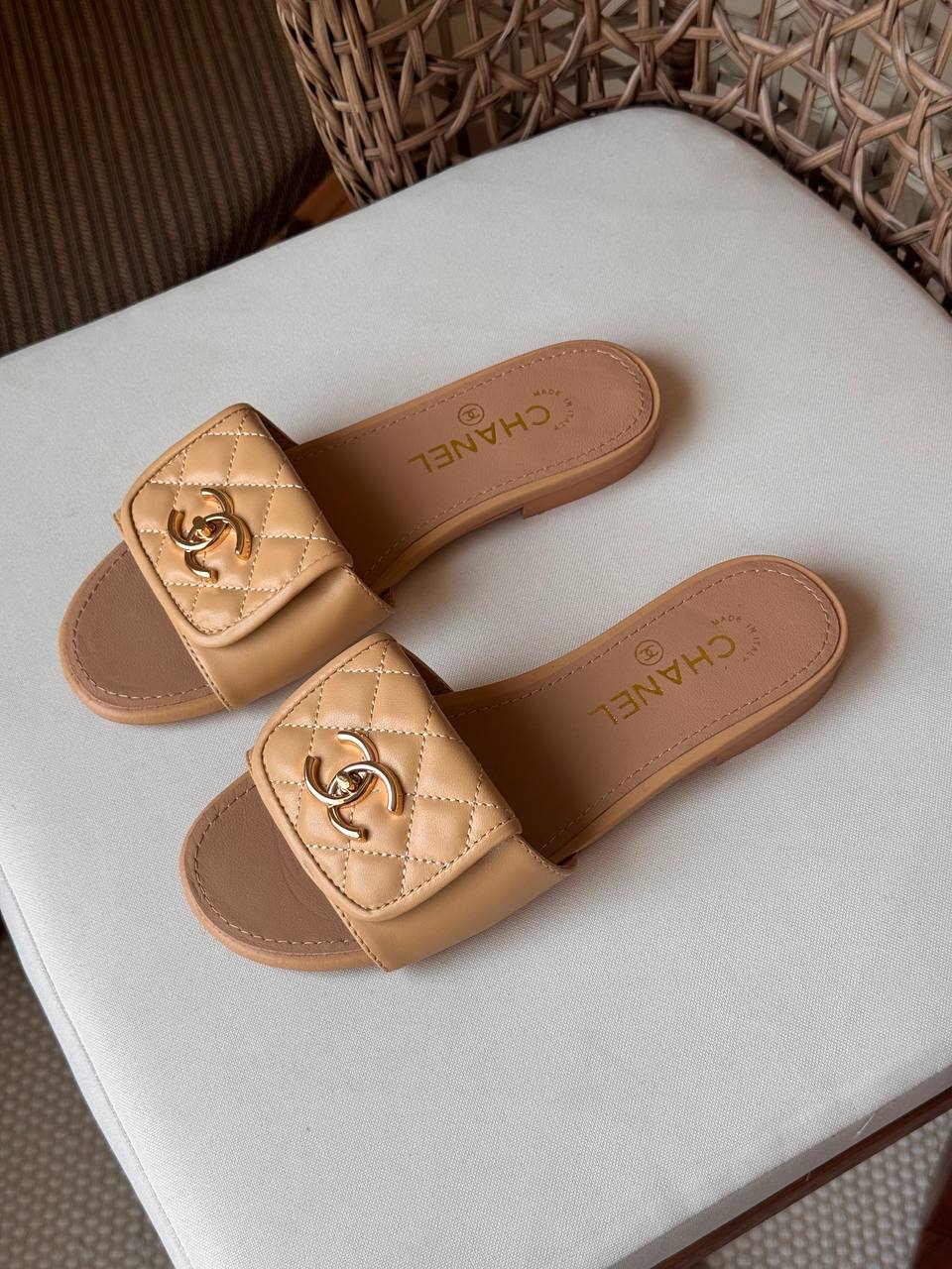 CHANEL 
✨ Collection
👠 36–41
💎 Premium Quality
🔥 Super Master
450 dhs🇦🇪🇦🇪

Zain198
♥️♥️♥️