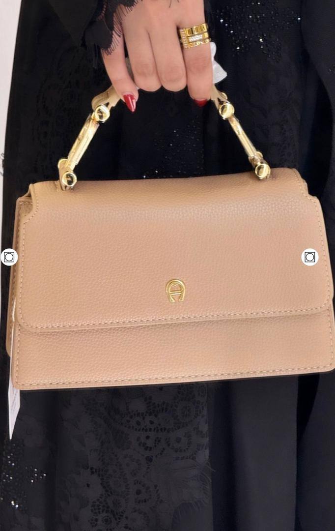 Aigner
90 dhs🪙🌨️

high quality 

With box 
🎁🎁🎁

22Cm

Zain26
♥️♥️♥️