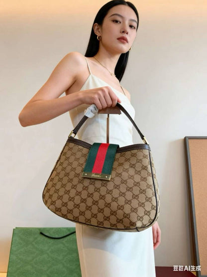 GUCCI
 GOOD QUALITY 
105 dhs✅

Zain295
♥️♥️♥️