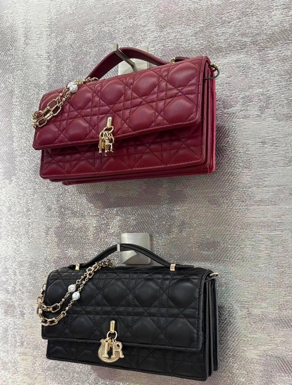 Dior
105 dhs🇦🇪🇦🇪
good-quality with box

Zain35
♥️♥️♥️