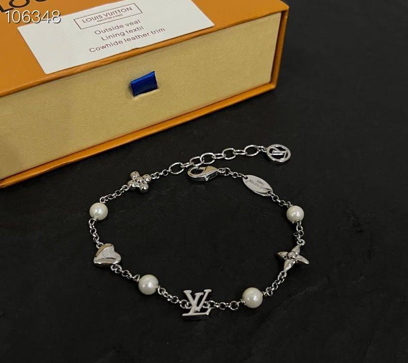 LV ❤️‍🔥*
Bracelet ✨
Master quality 💯
With normal boxes 📦 
And paper bag 🛍️
45 dhs✅
With master box 🗃️ 
60 dhs✅

Zain216
♥️♥️♥️