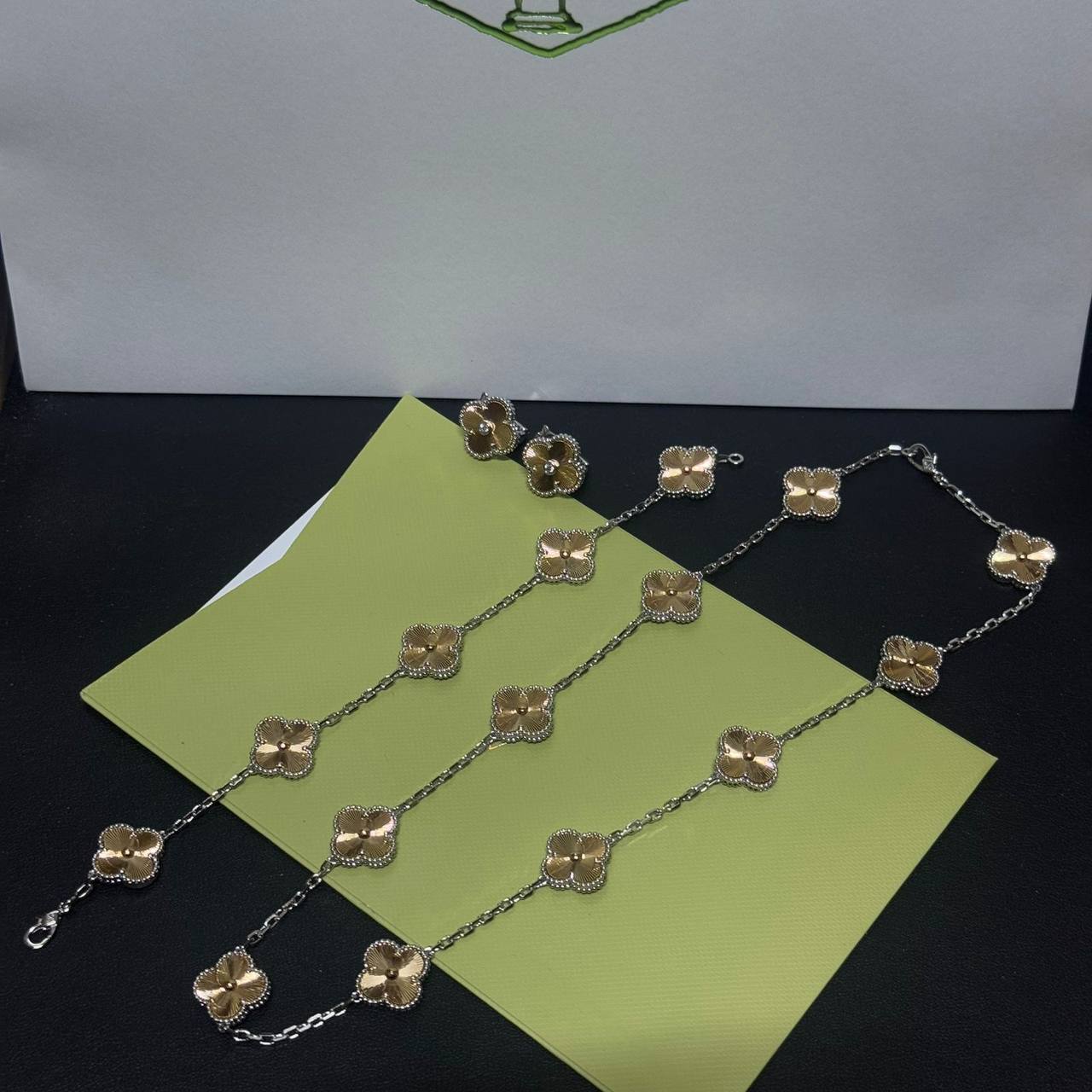 VCA set* 💎
Necklace 
Earrings 
Bracelet 
*Master Quality* 🪅

220 dhs🪙🌨️
normal box 📦

Zain48
♥️♥️♥️