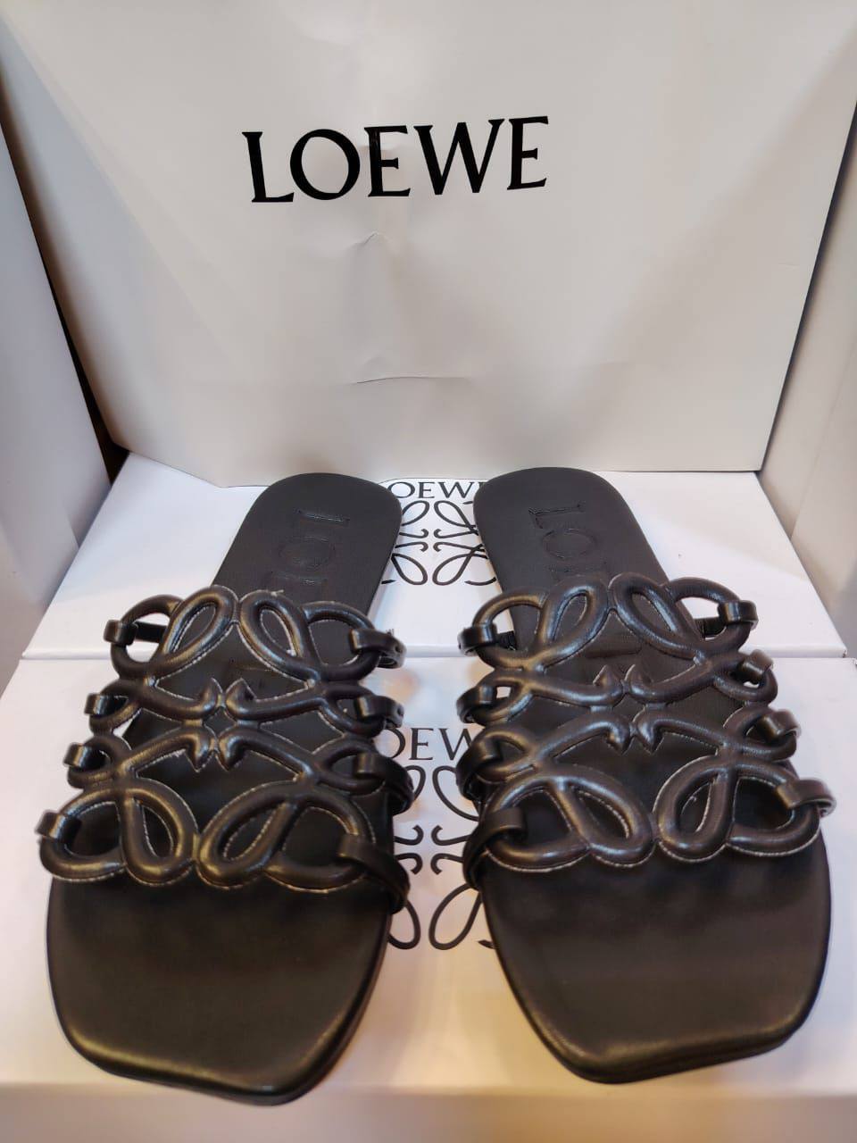 Loewe 
Size 36 to 41
Full boxed🎁

70 dhs🪙

Zain120
♥️♥️♥️