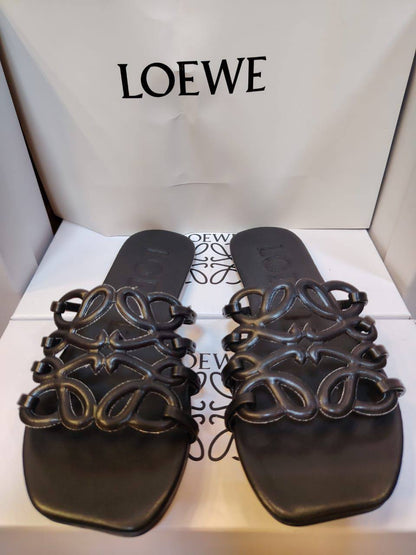 Loewe 
Size 36 to 41
Full boxed🎁

70 dhs🪙

Zain120
♥️♥️♥️