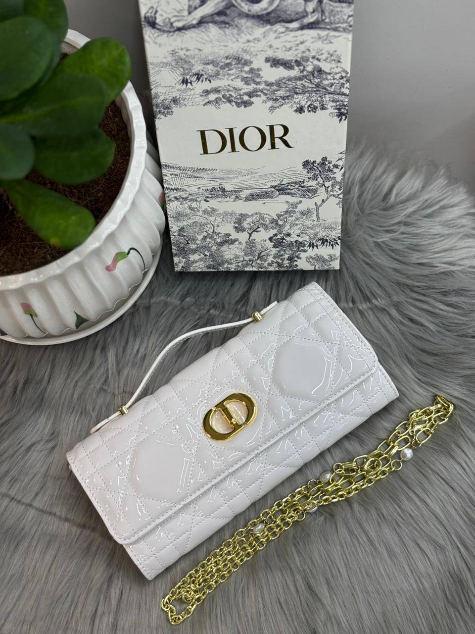 DIOR
SIZE……….24CM🌷
95 dhs🪙🌨️
with BOX✅

Zain51
♥️♥️♥️