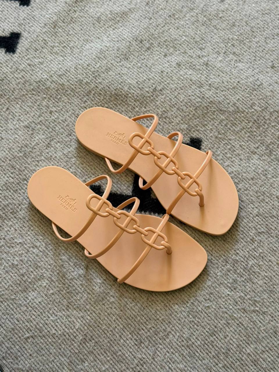 Hermes 🧡
✨ 𝐀𝐯𝐚𝐢𝐥𝐚𝐛𝐥𝐞 𝐍𝐨𝐰
✨ 𝐒𝐢𝐳𝐞𝐬: 𝟑𝟔 — 𝟒𝟏
320 dhs✅

Zain298
♥️♥️♥️