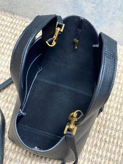 YSL Le 5 Á 
Baby Bea tote bag✅*
*Size 18 cm*
For Price 👇 WhatsApp✅
0568585901 
0507557372
0552275751 Owner Zain 👌

Zain274
♥️♥️♥️