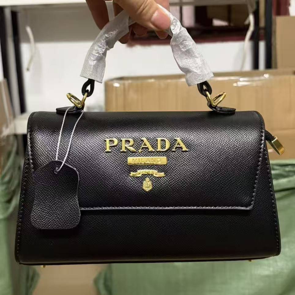 Prada
High quality
With box 
110 dhs🇦🇪🇦🇪

Zain136
♥️♥️♥️