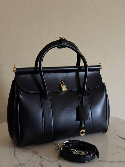 Available Again✨✨✨
LORO PIANA
32cm
400 dhs🪙💕
Top quality

Zain167
♥️♥️♥️