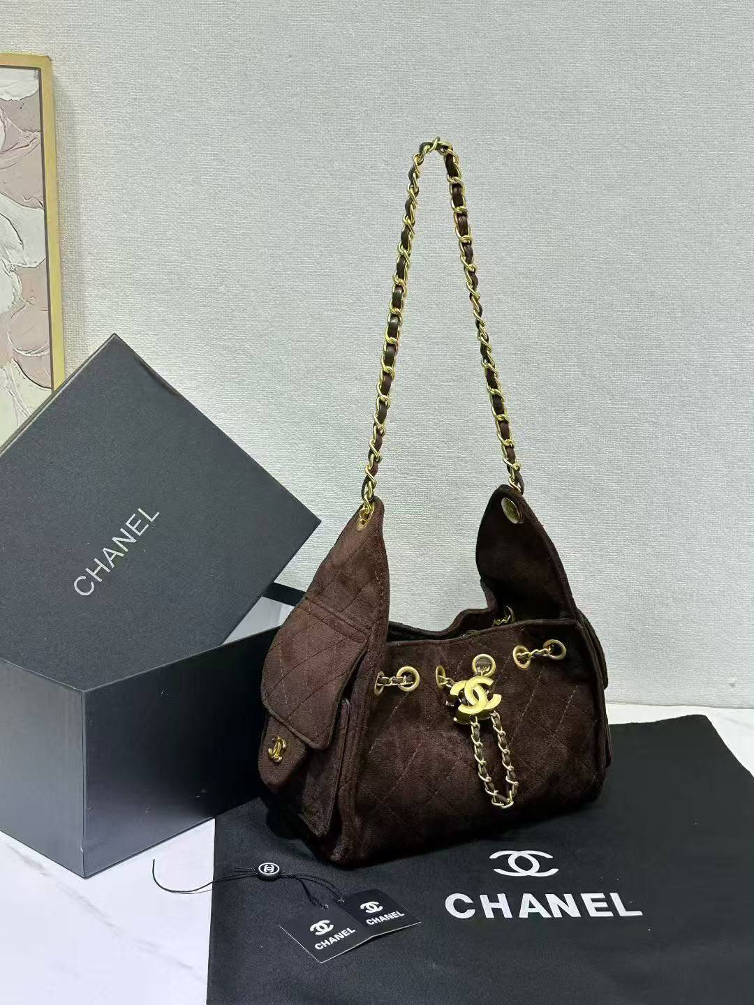 CHANEL 

NEW CAME 
HIGH QUALITY  

WITH BOX 
120 dhs🇦🇪🇦🇪

20cm

Zain39
♥️♥️♥️