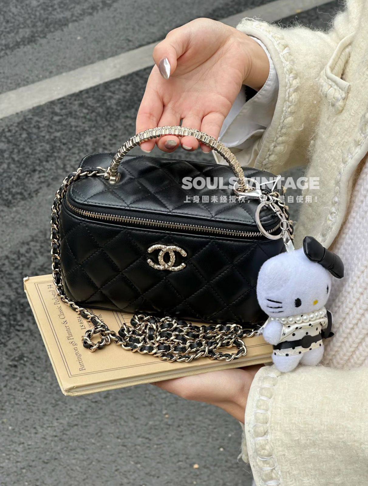 Chanel
110 dhs❣️
Good quality 

with box
🎁🎁🎁

Zain35
♥️♥️♥️