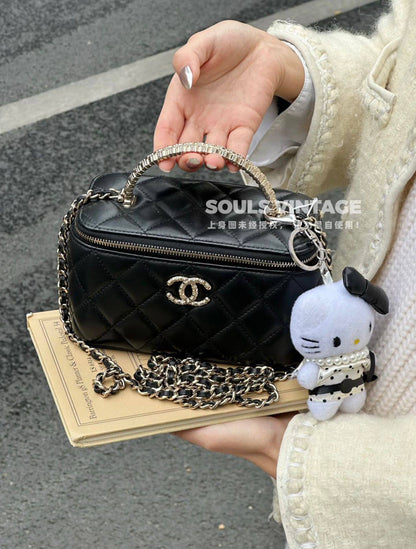 Chanel
110 dhs❣️
Good quality 

with box
🎁🎁🎁

Zain35
♥️♥️♥️
