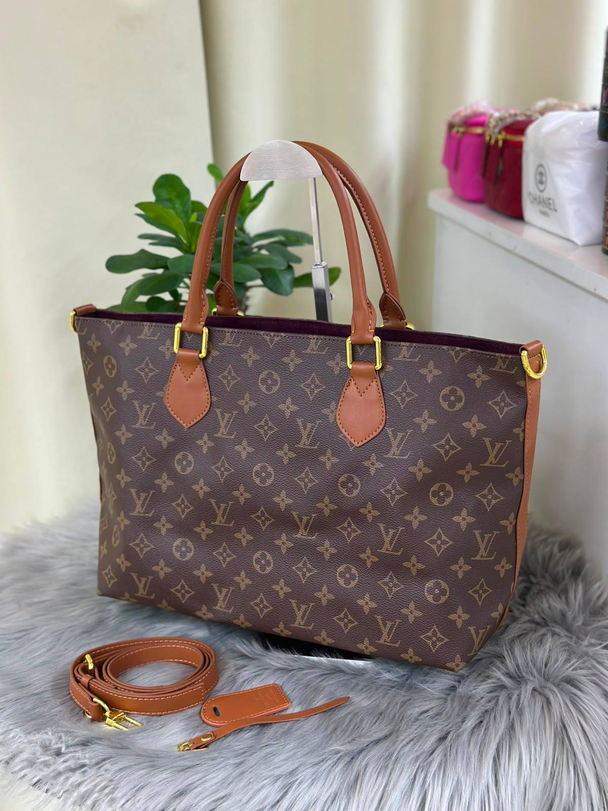 LV
SIZE……….    36cm
110 dhs✅

Zain244
♥️♥️♥️