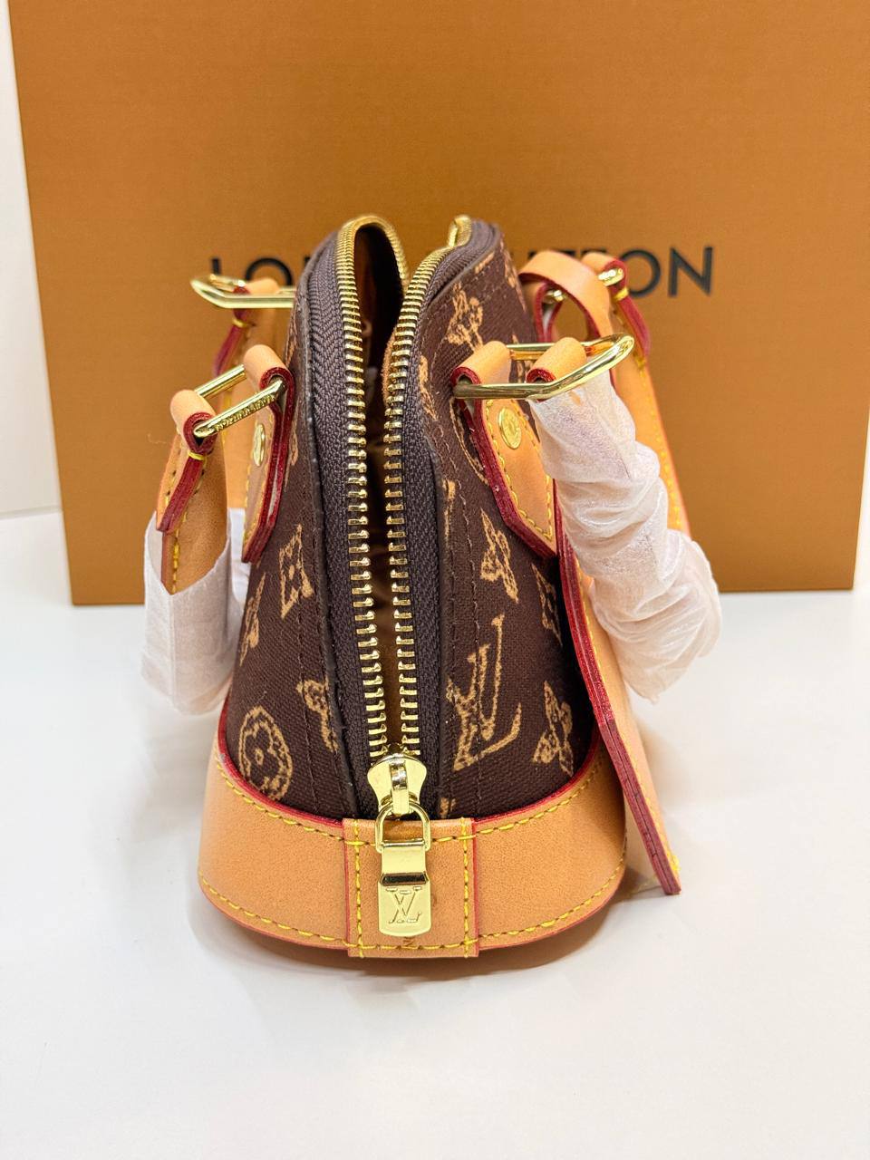 LV
90 dhs🇦🇪
with box
🎁🎁🎁

size 18×9×13cm

Zain42
♥️♥️♥️