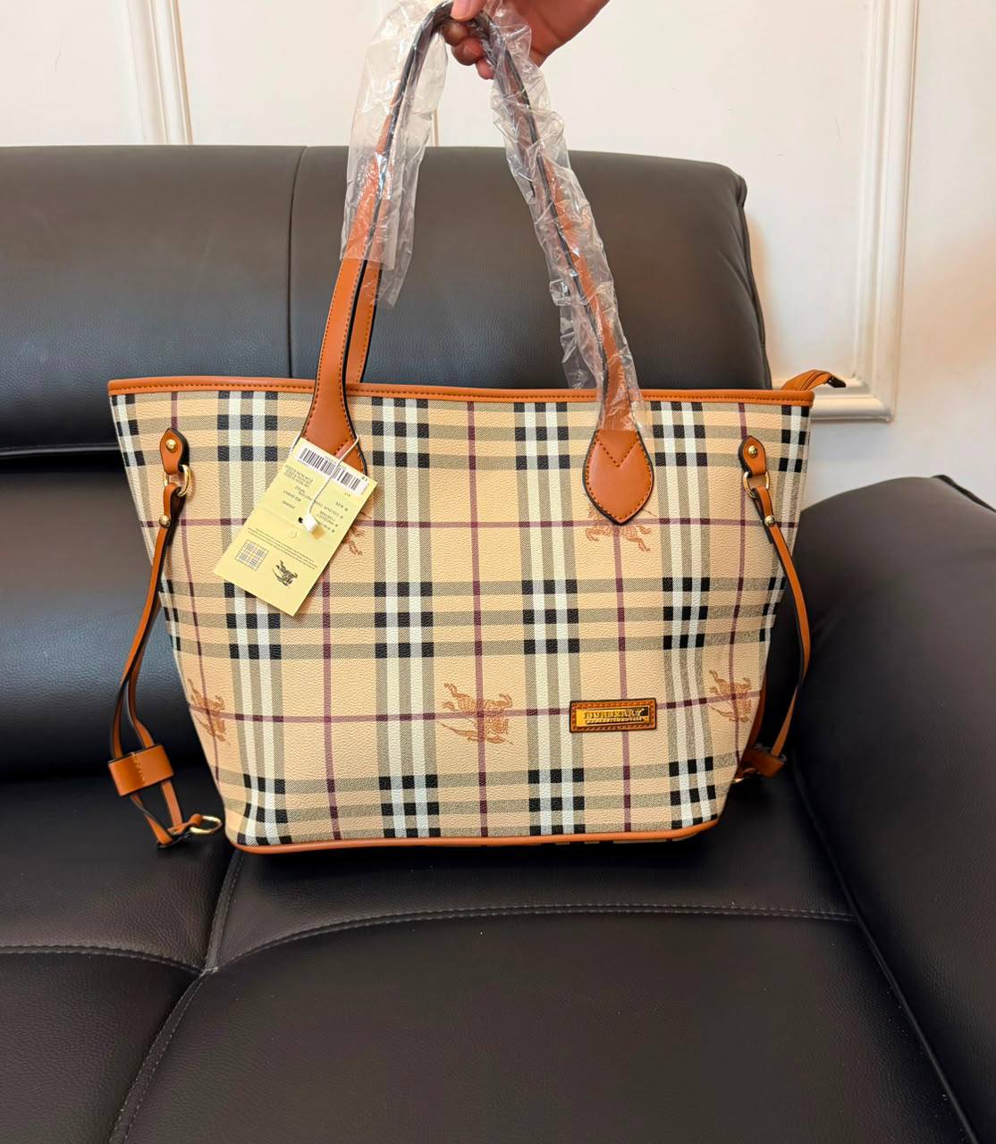Burberry
100 dhs✅
size 46×16×29cm

Zain42
♥️♥️♥️