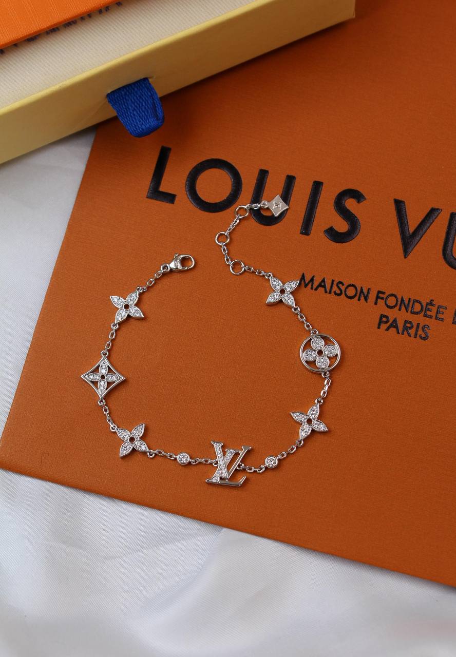 *LOUIS VUITTON*🔅
* *New Collection*  
* The Logo LV®️ with Swarovski Stones Bracelet 
 Gold & Silver
↗️ *Super Master Quality ®️*
For Price 👇 WTSP Text Zain 0568585901

Zain106
♥️♥️♥️