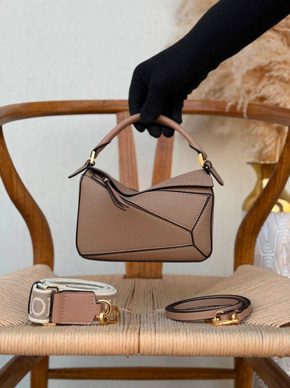 LOEWE
18cm
320 dhs🇦🇪🇦🇪
Top quality 
With box🎁

Zain167
♥️♥️♥️