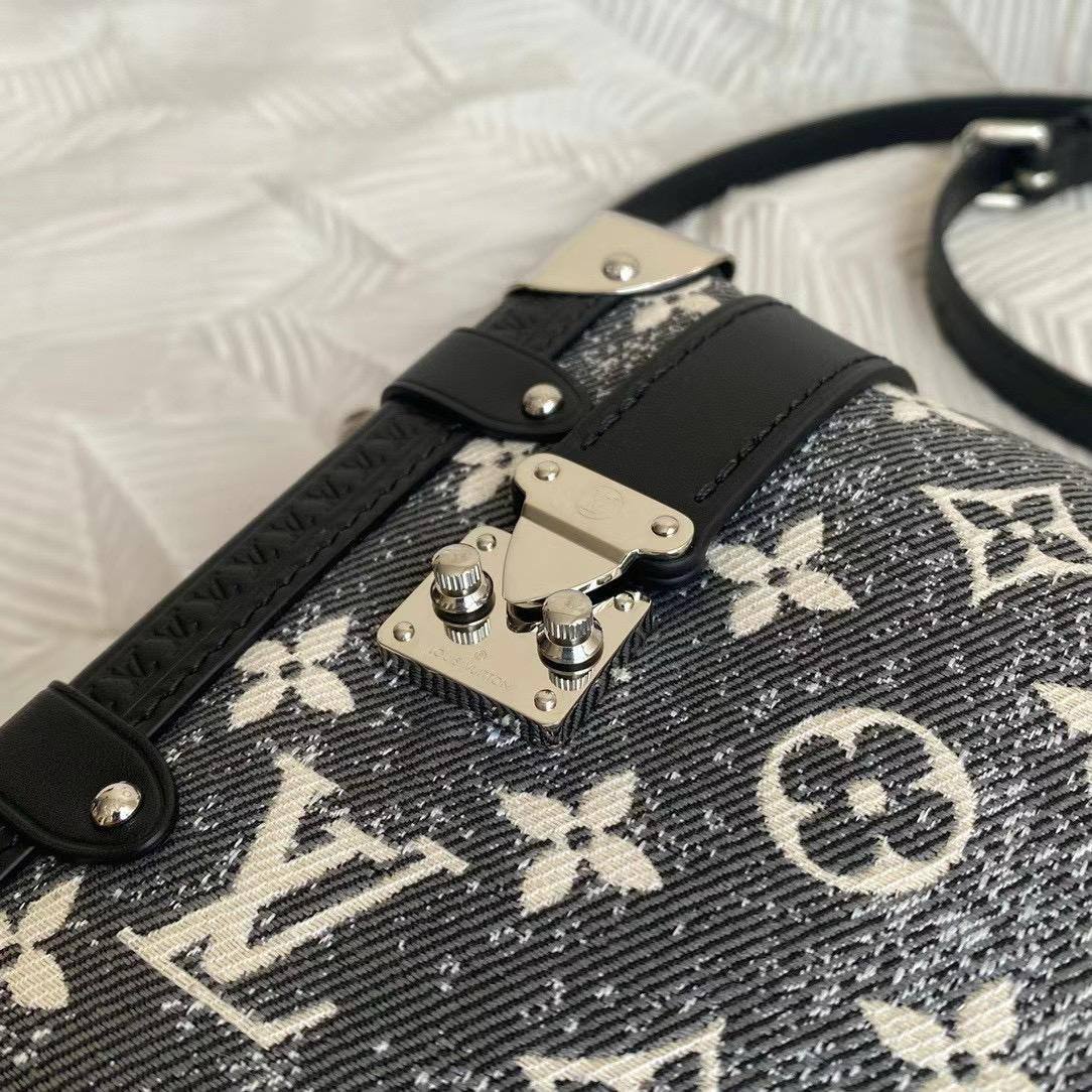 Vuitton Monogram 
Jacquard Denim Side Trunk

For Price 👇 WhatsApp✅
0568585901 
0507557372
0552275751 Owner Zain 👌

Zain71
♥️♥️♥️