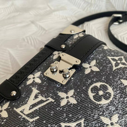 Vuitton Monogram 
Jacquard Denim Side Trunk

For Price 👇 WhatsApp✅
0568585901 
0507557372
0552275751 Owner Zain 👌

Zain71
♥️♥️♥️