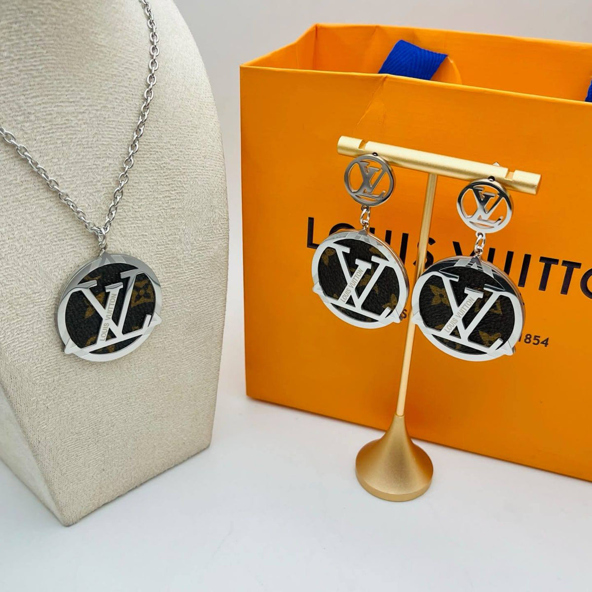 New arrival 
LV stainless steel non tarnish  set of 2 
60 dhs✅✅
70 dhs✅✅ with normal box 

Zain243
♥️♥️♥️