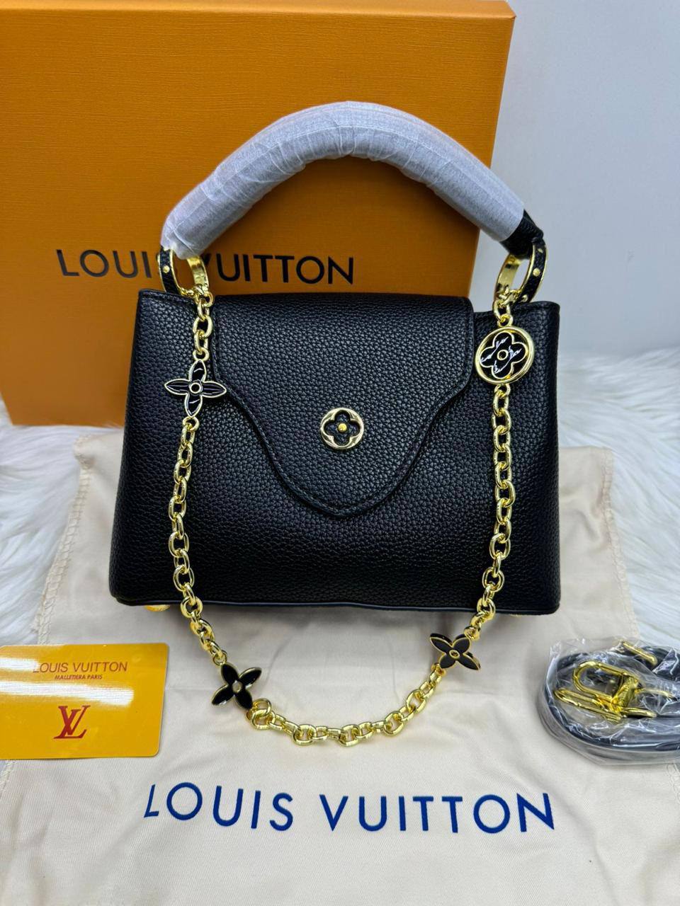 💎 LV Capitalcines
1️⃣ First quality +🎁
Size : 21 * 15 cm
90 dhs🪙🌨️
with box🎁

Zain115
♥️♥️♥️