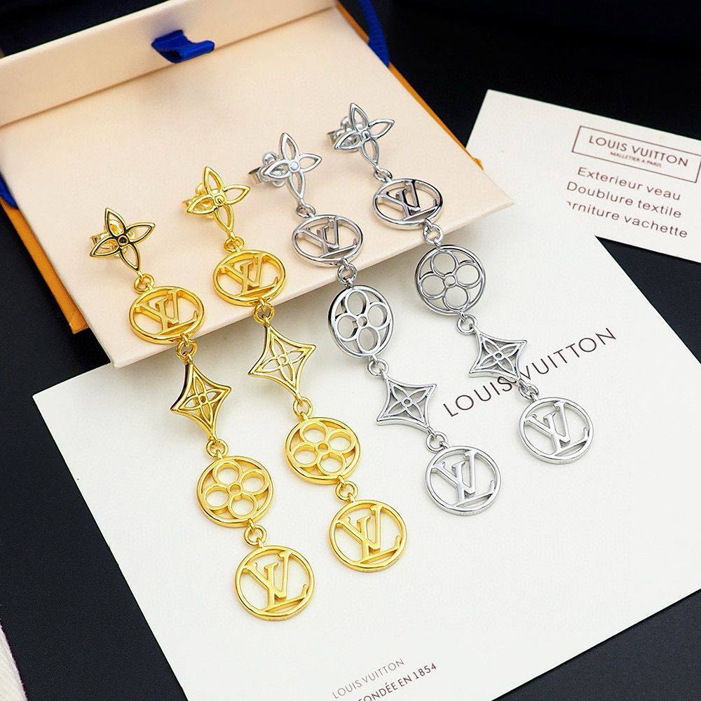 LV Set 💎
Necklace 
Earrings 
Bracelet 
Master Quality 🦋

*175* AED normal box 📦

Zain48
♥️♥️♥️
