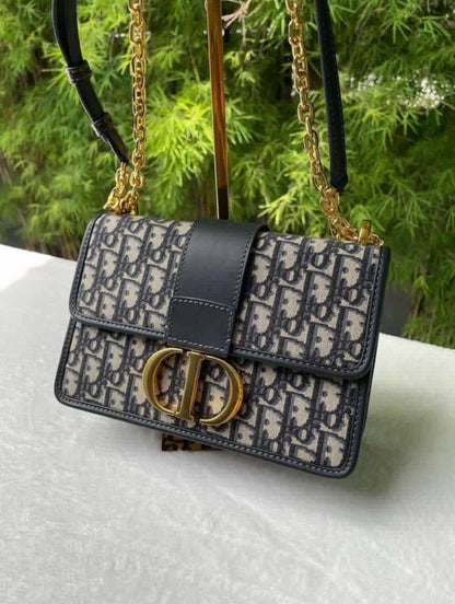 DIOR 
High Quality
NEW CAME  

WITH BOX  
🎁🎁🎁

180 dhs🪙

Zain39
♥️♥️♥️