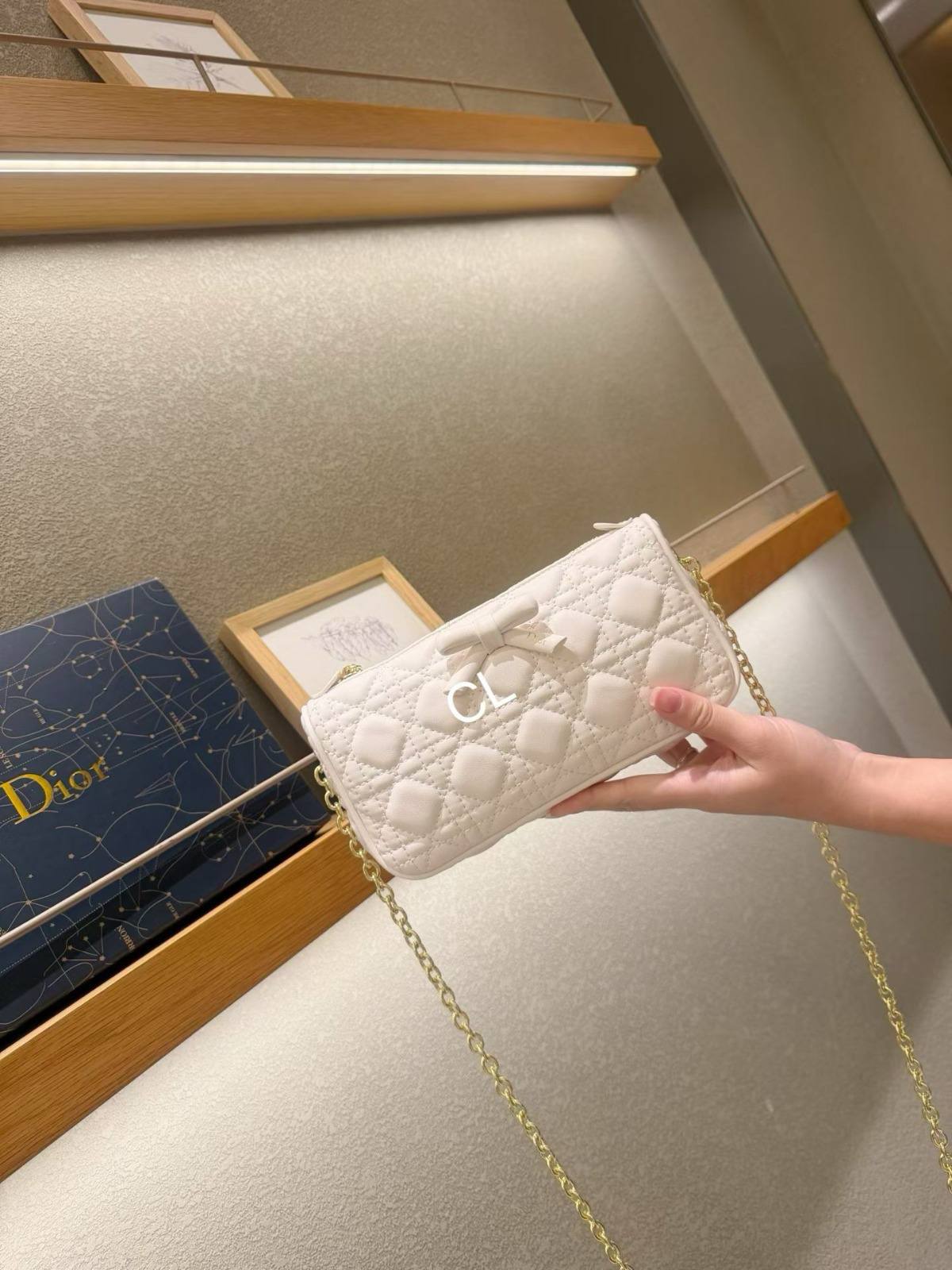 DIOR

Best quality 

with box
size 23CM
100 dhs🇦🇪🇦🇪

Zain290
♥️♥️♥️