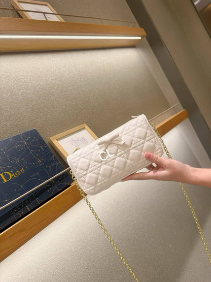 DIOR

Best quality 

with box
size 23CM
100 dhs🇦🇪🇦🇪

Zain290
♥️♥️♥️