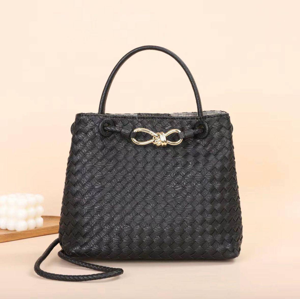 🎉 Offer 🎊  Prada / Bottega
Good quality 
Size : 25 * 22 cm
70 dhs🪙🌺
Limit Stock

Zain115
♥️♥️♥️