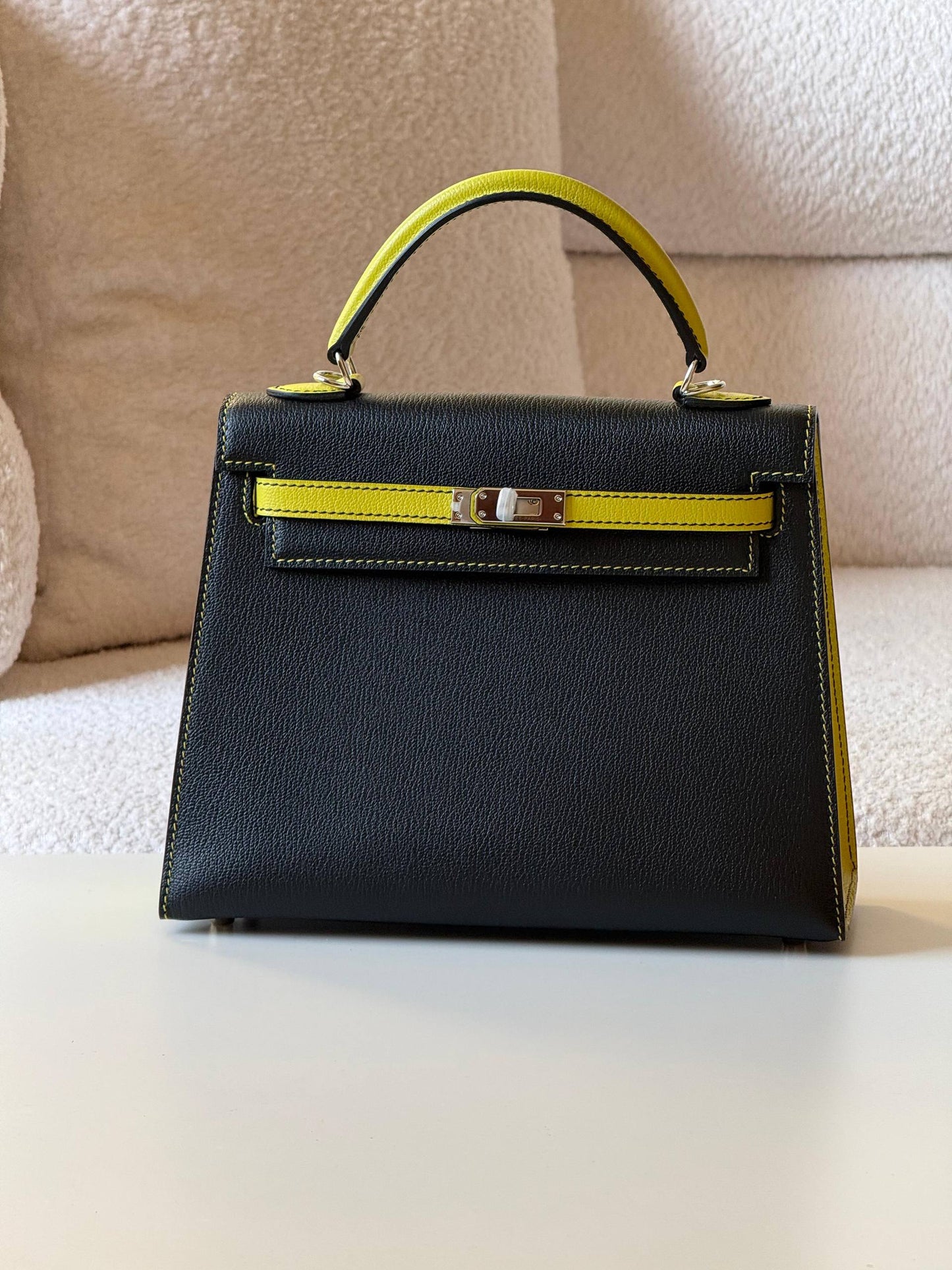 Hermes 
kelly 25cm💕master quality😍
with box❤️
🎁🎁🎁

440 dhs❤️💚

Zain52
♥️♥️♥️