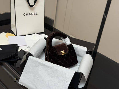 Chanel

With box  
🎁🎁🎁

Size 20cm
230 dhs❤️

Zain189
♥️♥️♥️