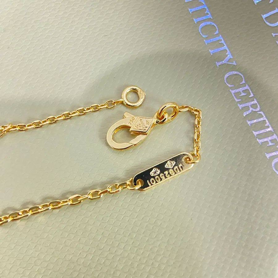 VCA ❤️‍🔥*
Necklace 🦋
Master quality ✨
With normal boxes 🗃️ 
50 dhs✅
With master box 📦 
75 dhs✅

Zain216
♥️♥️♥️