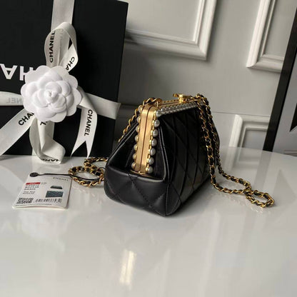 Chanel
*Pearly Lambskin, Imitation Pearls✅*
*Size 20 cm*
For Price 👇 WhatsApp✅
0568585901 
0507557372
0552275751 Owner Zain 👌

Zain274
♥️♥️♥️