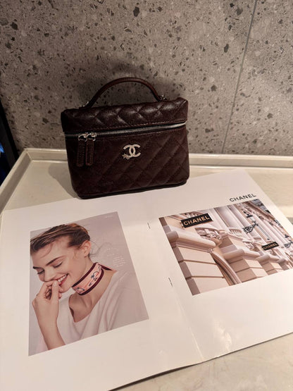 CHANEL
Best quality with box🎁
100 dhs✅
size 20CM

Zain290
♥️♥️♥️