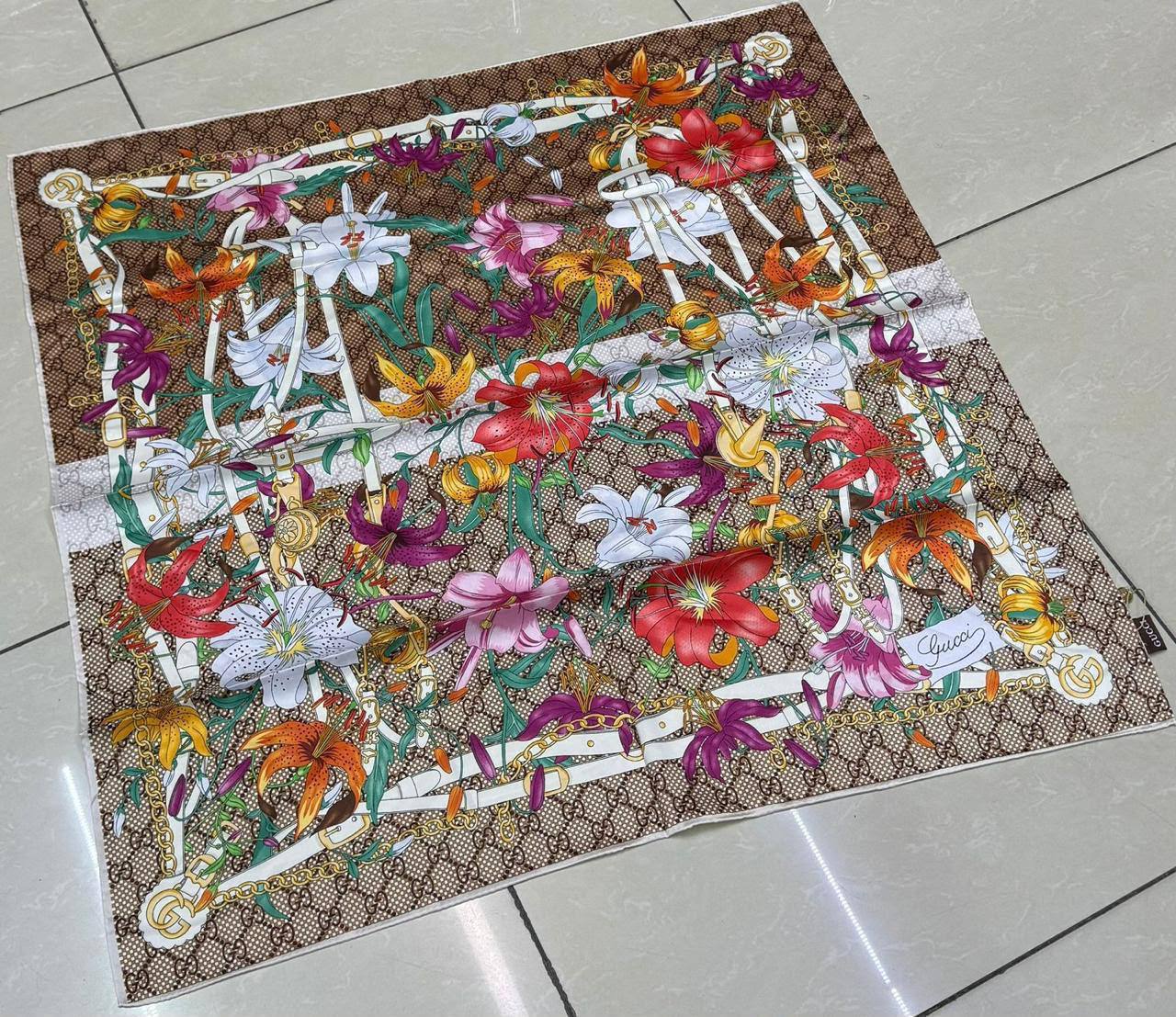Silk square scarf 
40 dhs🇦🇪🇦🇪
Size 90*90

Zain93
♥️♥️♥️