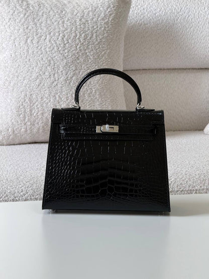 Hermes kelly croc 25cm💕master quality😍with box❤️
750 dhs🪙💕

Zain52
♥️♥️♥️