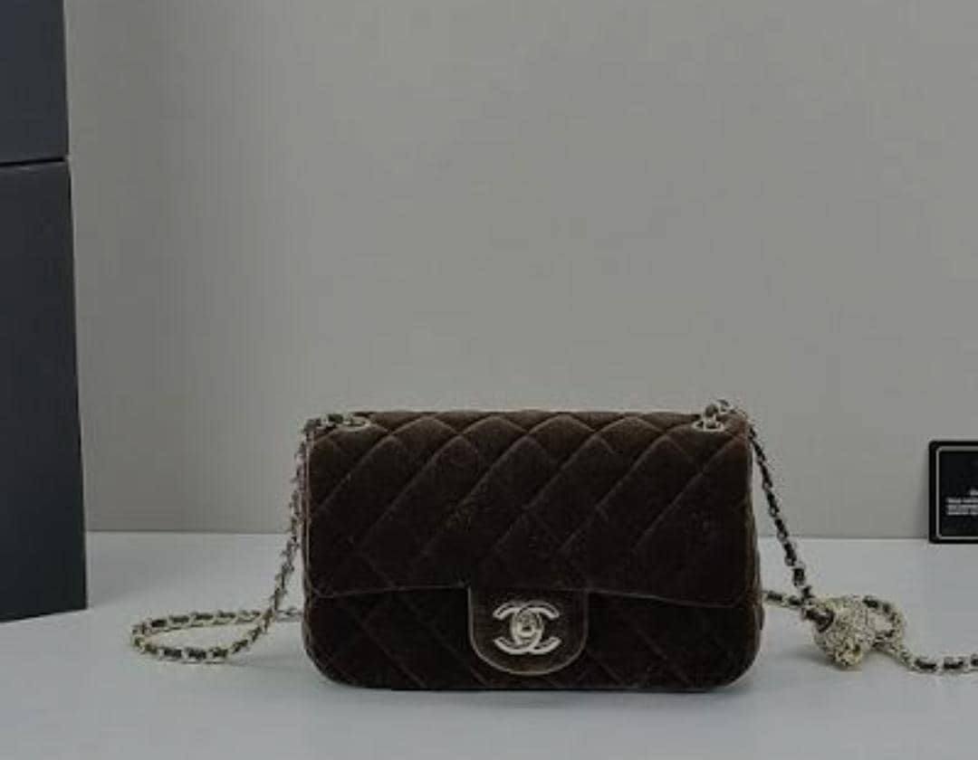 Chanel Velvet Flap Bag
Master quality
20cm 

with box
🎁🎁🎁

250 dhs🪙🌨️

Zain95
♥️♥️♥️