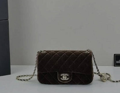 Chanel Velvet Flap Bag
Master quality
20cm 

with box
🎁🎁🎁

250 dhs🪙🌨️

Zain95
♥️♥️♥️
